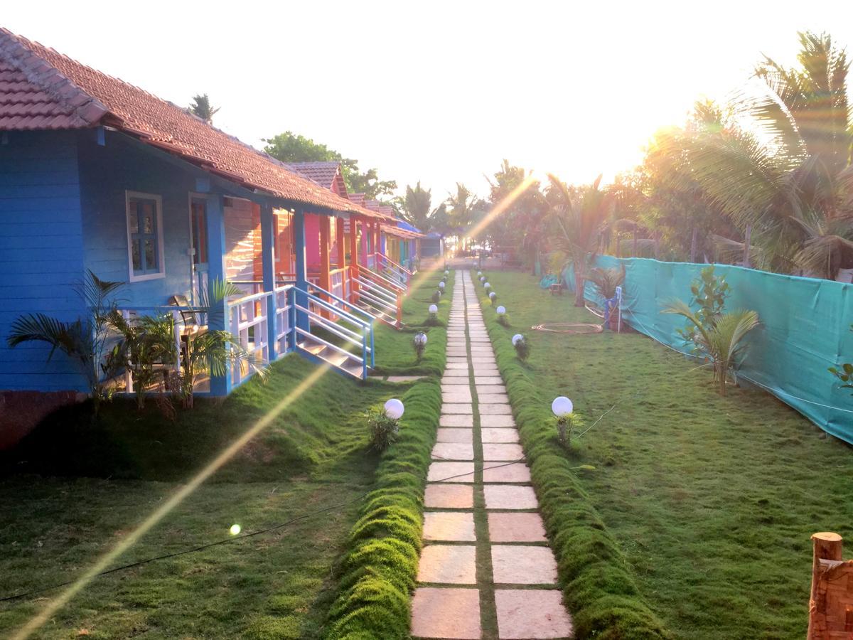 Morjim Queen Beach Resort Exterior foto